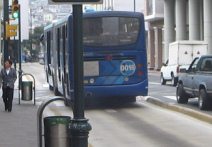 Guayaquil, un metrobs moderno del
                          sistema Metrova en un carril, revs