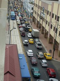 Guayaquil, carril de la Metrova
                              abusado y bloqueado por autos [4]