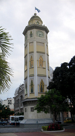 Der Uhrenturm ("Torre de Reloj") von
              Guayaquil im pseudo-maurischen Kolonialstil [15], anmutig
              anzuschauen, aber man muss wissen, dass da der bliche
              Rassismus der Kolonialzeit mit dem
              "christlichen" Anspruch auf Weltherrschaft
              dahintersteckt.