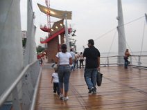 Guayaquil, Promenade 2000, Holzbrcke mit
                        Aussichtsturm