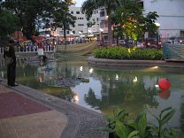 Guayaquil, Promenade 2000,
                                  Brunnen mit ferngesteuerten
                                  Modellschiffen, Nahaufnahme