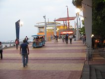 Guayaquil, Promenade 2000, die Rampe zum
                        Promenade-Einkaufszentrum mit E-Mobil