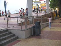 Guayaquil, Promenade 2000, Rollstuhlrampe
                        mit Gelnder, perfekt