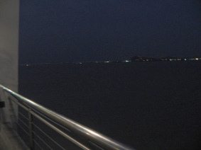 Guayaquil, Promenade
                        2000, Nachtsicht auf das andere Ufer (01)