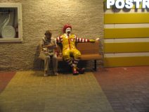 Guayaquil, Promenade 2000, Bank mit
                        Clownpuppe und eine Frau mit Fettsucht