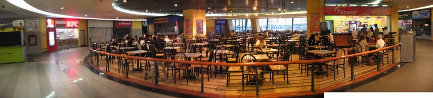 Guayaquil, Terminal Terrestre en la
                        madrugada, los restaurantes estn cerrados
                        todava, aunque las rejas ya son abiertas y los
                        restaurantes ya son iluminados (01-04)