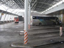 Guayaquil, Terminal Terrestre, un bus
                          vecino