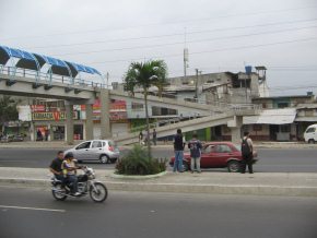 Durn, puente peatonal sin escaleras con
                          techo