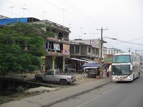 Naranjal, ein grosser Bus der Firma CIFA
                        auf der Gegenspur