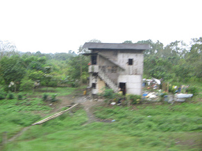 Naranjal-Machala, zweistckiges
                        Plantagenhaus aus Holz mit Fensteraussparungen
                        ohne Fenster
