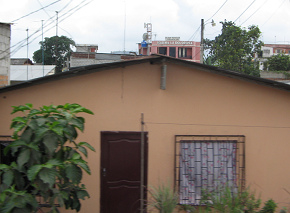 Ortsdurchfahrt vor Machala, Haus in Ocker
                        (Nationalstrasse 25)