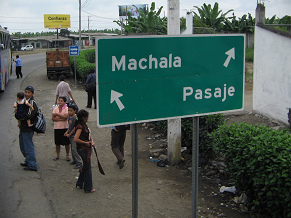 Kreuzung kurz vor Machala mit Wegweiser
                        nach Machala oder Durchgangsstrasse
                        ("pasaje")