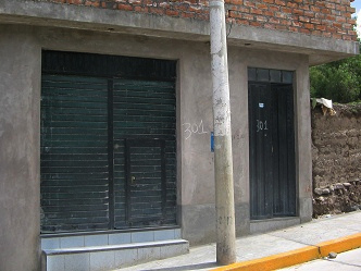 Der Eingang zum Haus an der
                                Palmenallee 301 (Avenida Las Palmeras
                                301)