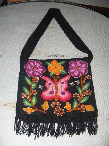 Bolsa con mariposa y flores en negro