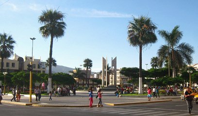 La
                                            plaza de Armas de Chimbote
                                            con fontana