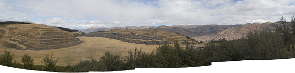 Cusco
                                        Sacsayhuamn: Die Aussicht auf
                                        Sacsayhuamn vom kleinen
                                        Steinbruch aus, Panorama