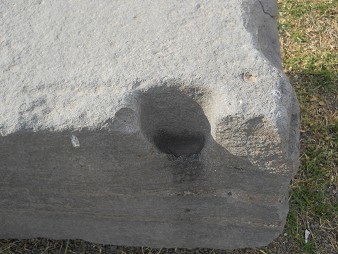 Cusco Sacsayhuamn: Weisser, geschnittener Steinbalken, Nahaufnahme einer Einbuchtung