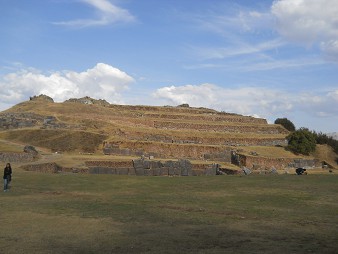 Cusco, Sacsayhuamn, das Festgelnde und der Hgel mit 6 Terrassen (abgeflachte Pyramide) 02