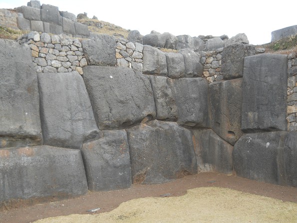 Cusco Sacsayhuamn, Basismauern Teil 1: Unvollstndige, gigantische Zickzackmauer 01 - Innenecke