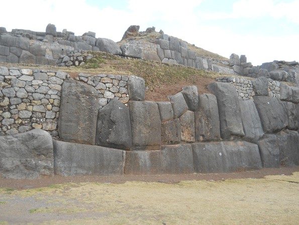 Cusco Sacsayhuamn, Basismauern Teil 1: Unvollstndige, gigantische Zickzackmauer 02