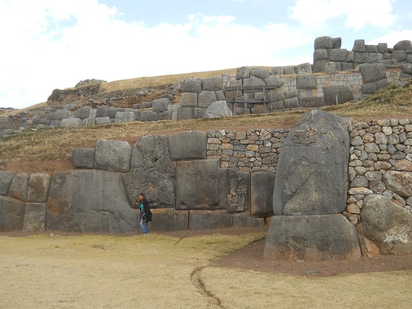 Cusco Sacsayhuamn, Basismauern Teil 1: Unvollstndige, gigantische Zickzackmauer 05