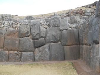 Cusco Sacsayhuamn, gigantische Zickzackmauer 07
