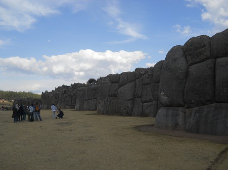 Cusco Sacsayhuamn, Zickzackmauer, Komplettansicht 01