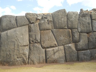 Cusco Sacsayhuamn, gigantische Zickzackmauer 13