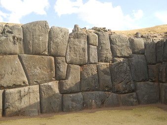 Cusco Sacsayhuamn, gigantische Zickzackmauer 14