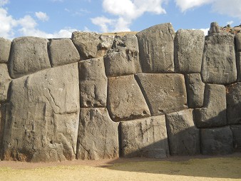 Cusco Sacsayhuamn, gigantische Zickzackmauer 16