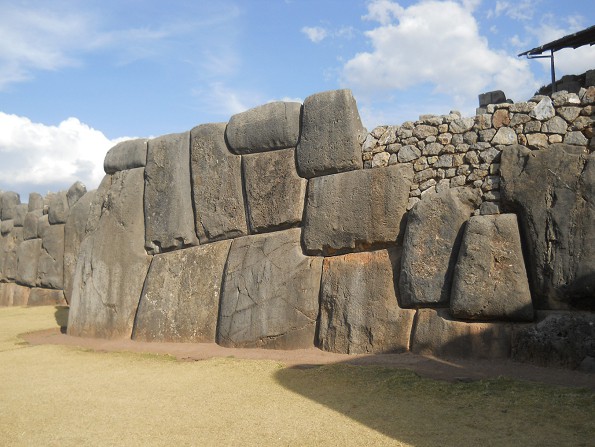 Cusco Sacsayhuamn, gigantische Zickzackmauer 19