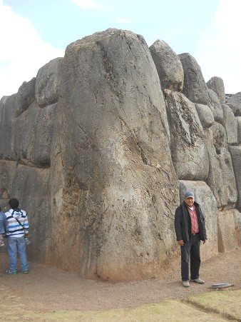 Cusco Sacsayhuamn, Giga-Eckstein mit einer
              erwachsenen Person