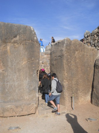Cusco Sacsayhuamn, Korridor zur Treppe mit zwei gigantischen Ecksteinen 03