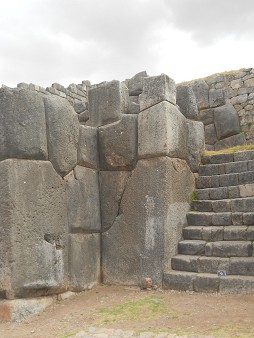 Cusco Sacsayhuamn, eine weitere Treppe mit geometrisch geschnittenen Giga-Ecksteinen 2