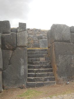 Cusco Sacsayhuamn, eine weitere Treppe mit geometrisch geschnittenen Giga-Ecksteinen 5