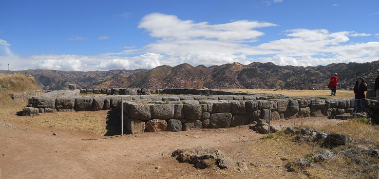Sacsayhuamn (Cusco), vierte Terrassenstufe, Sicht auf Fundamente und Panorama 02