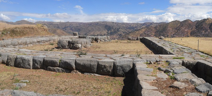 Sacsayhuamn (Cusco), vierte Terrassenstufe, Sicht auf Fundamente und Panorama 03