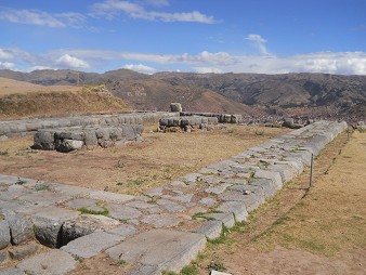 Sacsayhuamn (Cusco), vierte Terrassenstufe, Sicht auf Fundamente 06