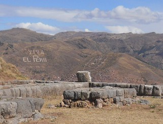 Sacsayhuamn (Cusco), vierte Terrassenstufe: Sicht auf Schriftzge an Bergen: "Hoch lebe Peru!" ("Viva el Per")