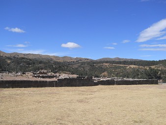 Sacsayhuamn (Cusco), vierte Terrassenstufe, eine lange Mauer 3