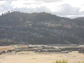 Sacsayhuamn (Cusco), vierte Terrassenstufe, Fundamente 13