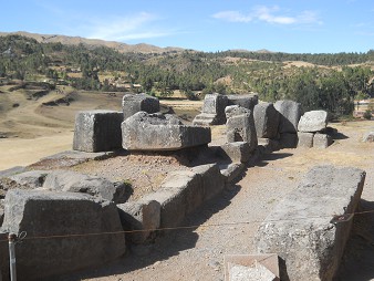 Sacsayhuamn (Cusco), vierte Terrassenstufe, Rckweg, Mauern 02