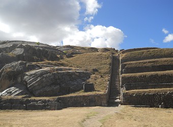 Sacsayhuamn (Cusco), der abgeflachte Hgel, die Treppe