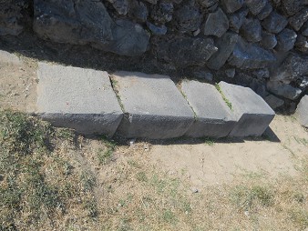 Sacsayhuamn (Cusco), quadratisch und rechteckig geschnittene Steine am Anfang der Treppe