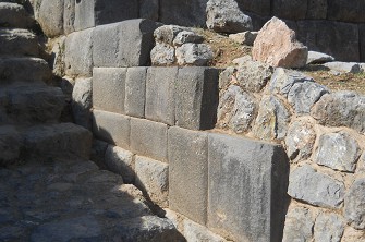 Sacsayhuamn (Cusco), die Treppe auf den abgeflachten Hgel 01 - die geschnittenen Seitensteine 01
