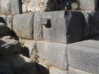 Sacsayhuamn (Cusco), die Treppe auf den abgeflachten Hgel 01 - die geschnittenen Seitensteine 02