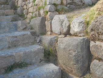Sacsayhuamn (Cusco), die Seitenmauer der Treppe mit geschnittenen Steinen 03