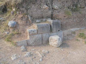 Sacsayhuamn (Cusco), en la colina aplanada, restos de un muro incaico