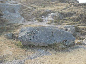 Sacsayhuamn (Cusco), auf dem abgeflachten Hgel: Deformierter Gigastein