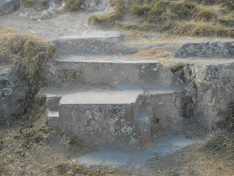 Sacsayhuamn (Cusco), auf dem abgeflachten Hgel, Treppe in einem Stck aus dem Felsen gehauen 01